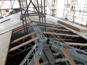 La struttura in un tetto durante i lavori di manutenzione delle strutture